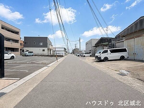 【南側前面道路】幅員約6.5ｍ前面道路。道路幅にゆとりがあるので、車種を選びません。大きめの車に乗りたい方にもオススメです。
