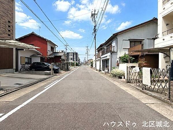 【南側前面道路】南側前面道路は幅員約7.3m。ゆとりある道路幅で開放感のある立地です。