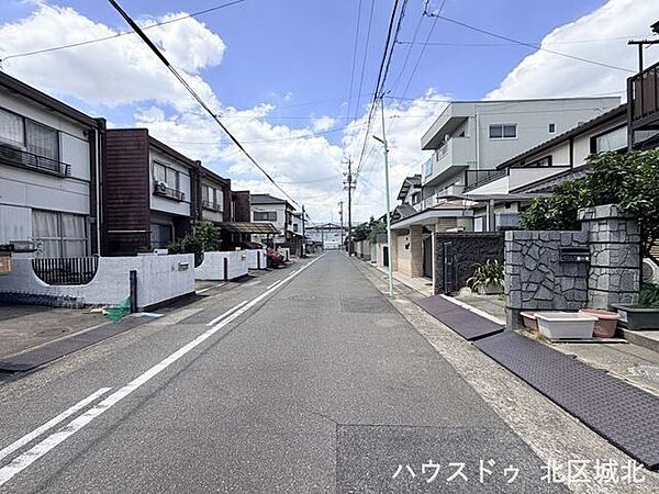 幅員約6mの南側前面道路です。道路幅にゆとりがあるので、車種を選びません。大きめの車に乗りたい方にもオススメです。