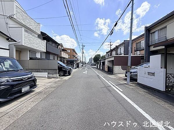 幅員約6mの南側前面道路です。車が余裕を持ってすれ違うことが出来る道幅です。車の出し入れも余裕を持って行うことが出来ます。