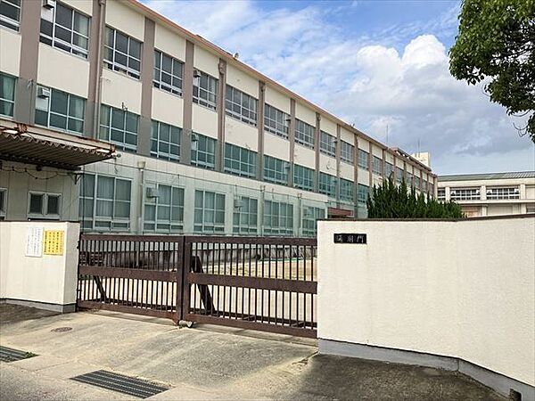 【名古屋市立楠中学校】「強く、正しく、清らかに」を校訓に掲げています。 1400m