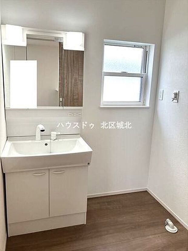洗面所です。シャワー付きの洗面台です。窓がついているので換気がしやすいですね♪（2023年10月6日撮影）