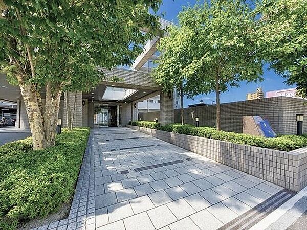 住まう方や来訪者を迎える、上質感のあるエントランス。城北小学校まで徒歩4分、北陵中学校まで徒歩11分です。スーパーやドラッグストアなどが徒歩圏内に揃う周辺環境充実の立地です♪