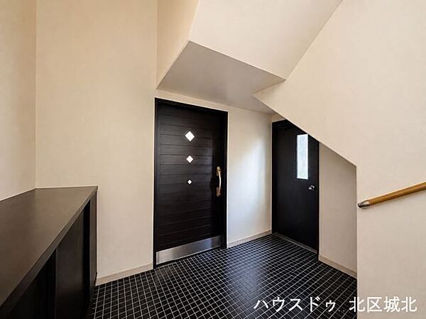 シューズボックス完備。いつでもスッキリ片付く玄関スペースです。右の扉は庭へとつながっています。※実際の写真をもとに家具等をCGで除去したものになります