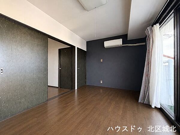 バルコニーに面しているので、晴れた日は明るく過ごしやすい空間です。※実際の写真をもとに家具等をCGで除去したものになります