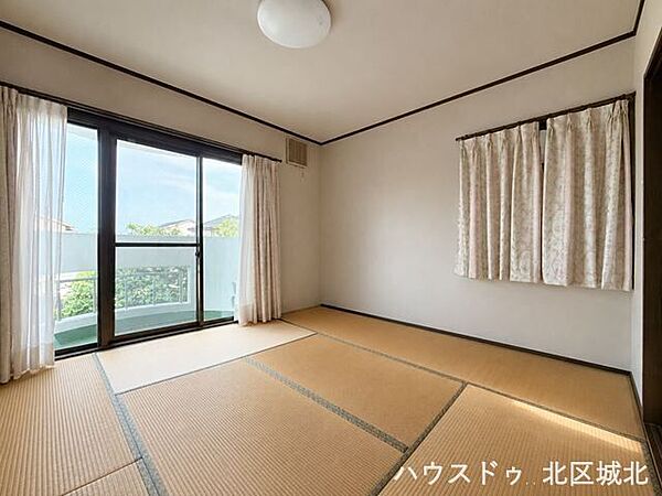 柔らかであたたかな感触の畳は、ほどよく湿気を吸ってくれるので、直接肌に触れても快適です。お昼寝の場所にも最適です。※実際の写真をもとに家具等をCGで除去したものになります