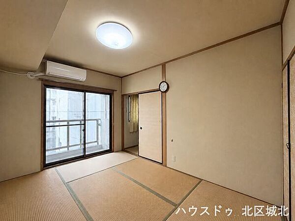 客間としても普段使いの居室としても便利に使える和室で、来客時には宿泊にも対応できる頼もしい空間となっています。※実際の写真をもとに家具等をCGで除去したものになります
