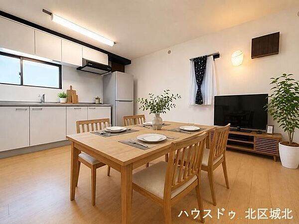 内装やディスプレイを自分たちらしくこだわれば、リビングが家族の愛着のある空間になりますね。※実際の写真に家具をCG合成したものです。（家具等は販売に含まれておりません）