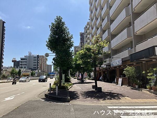前面道路：歩道があるため、ベビーカーや自転車、お子様から高齢者まで安心して通行できます