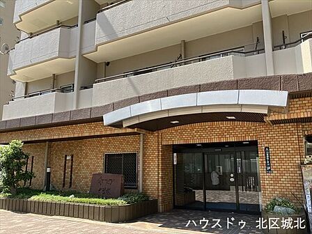 あたたかみのあるオレンジのレンガ調エントランスが魅力♪屋根付きだから雨の日も安心で、毎日の出入りが快適です!