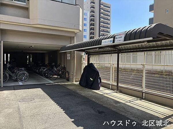 駐輪場：屋根付きの駐輪場で、大切な自転車も雨や日差しからしっかりガード♪毎日の通勤・通学も安心です！