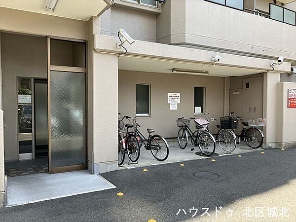 駐輪場：屋根があるため、直射日光が当たりにくく、バイクや自転車も色褪せにくいです