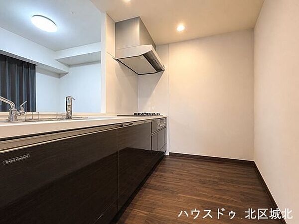 スタイリッシュなキッチン。明るさと使いやすさを兼ね備えた魅力のLDKです。