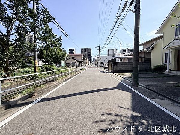 【東側前面道路】街並みが開放的で圧迫感がありません。車をゆったりと出し入れすることができます。