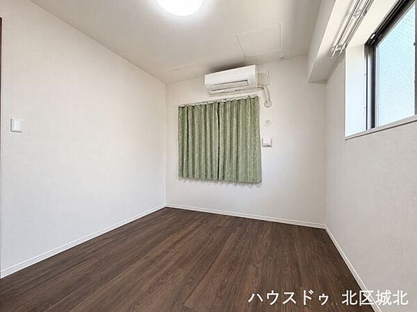 【6帖洋室】自分専用の場所があるので、リビングダイニングに自分のものを置きっぱなしにすることもなくなります。
