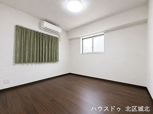 【6帖洋室】やさしい光に包まれる洋室。心地よい毎日を過ごせる空間です。