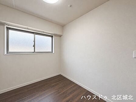 【4.5帖洋室】壁が白いのでプロジェクターを設置して映画やYouTubeなど楽しめます♪おしゃれなシアタールームのように変身◎