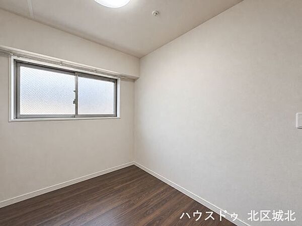 【4.5帖洋室】壁が白いのでプロジェクターを設置して映画やYouTubeなど楽しめます♪おしゃれなシアタールームのように変身◎