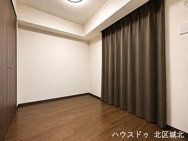 【4.6帖洋室】バルコニーに面しているので、晴れた日は明るく過ごしやすい空間です。