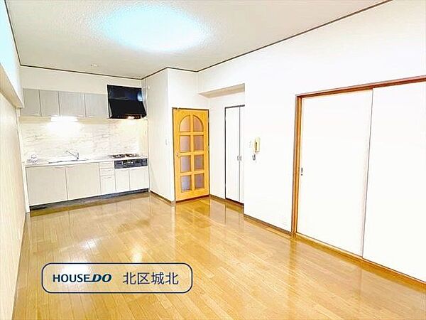 自然と家族が集まってくる、ゆったりとくつろげる広々リビング。※賃貸前の写真です