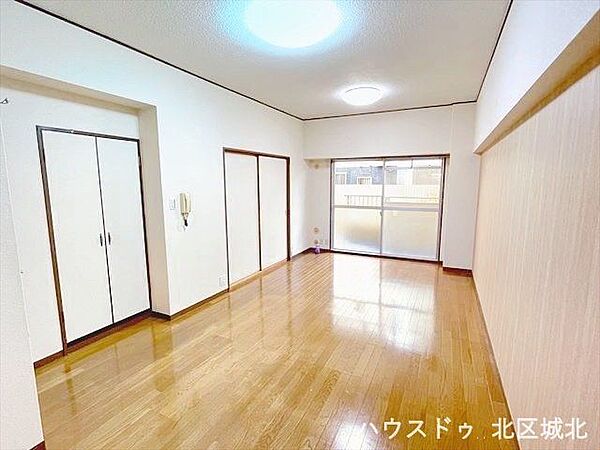 南側にバルコニーがあるのでとても明るいです♪バルコニーからお庭に出られます。※賃貸前の写真です