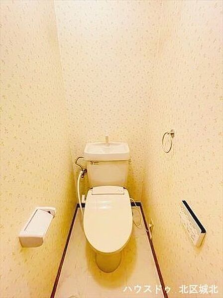 トイレ：ウォシュレット機能付ですので寒い時期も便座を温かくでき安心して座ることができますね。※賃貸前の写真です