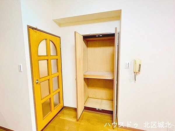 嬉しいリビング収納付きです。季節の家電なども収納できそうです♪※賃貸前の写真です