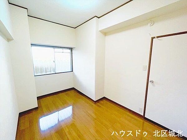 北側洋室:窓から光が入り明るい空間。フローリングのお部屋は、ベッドを置くことができますね。※賃貸前の写真です