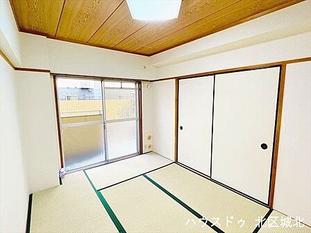 南側にバルコニーがあるのでとても明るいです♪バルコニーからお庭に出られます。※賃貸前の写真です