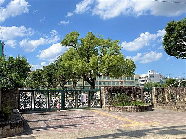 名古屋市立北陵中学校【名古屋市立北陵中学校】「力合わせ 夢湧く北陵 ―認め合い、主体的に行動する生徒の育成―」を努力目標に掲げています。 1000m