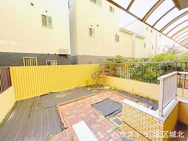 バルコニーから繋がるお庭スペース♪自分なりにアレンジして、素敵なお庭を作ることができますね！※賃貸前の写真です