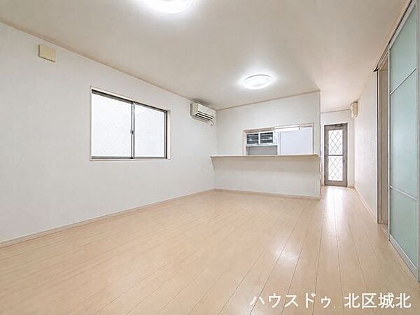 【16帖LDK】リビングとダイニングキッチンがワンフロアに集まった開放的な空間。できた料理をすぐに食卓へ運べるのも嬉しいところです。※実際の写真をもとに家具等をCGで除去したものになります