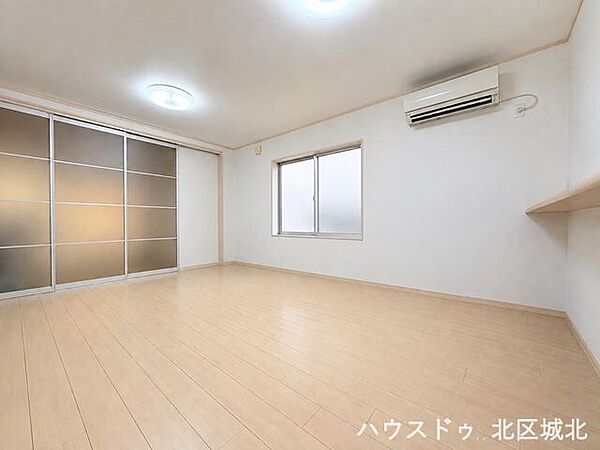 【16帖LDK】絨毯ラグをひけば思わず寝転がりたくなってしまうような広々空間です。子供が走り回っても気兼ねないリビングダイニングです。※実際の写真をもとに家具等をCGで除去したものになります