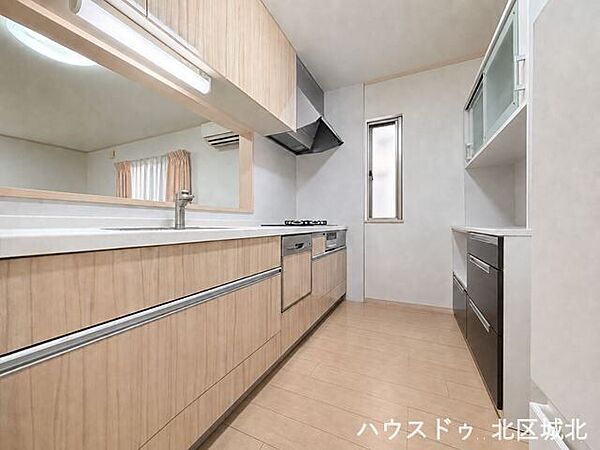 家族と会話を楽しみながらお料理ができるキッチン。広々とした空間でゆとりある暮らしを実現します。※実際の写真をもとに家具等をCGで除去したものになります