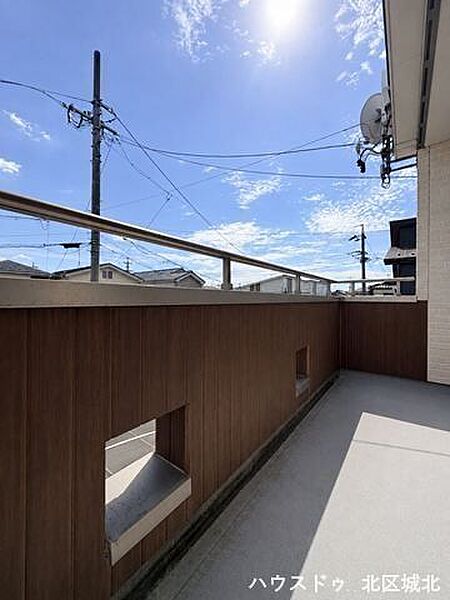 青空を感じる開放的なバルコニー。こんな天気の良い日は気持ち良く洗濯物を干せますね！