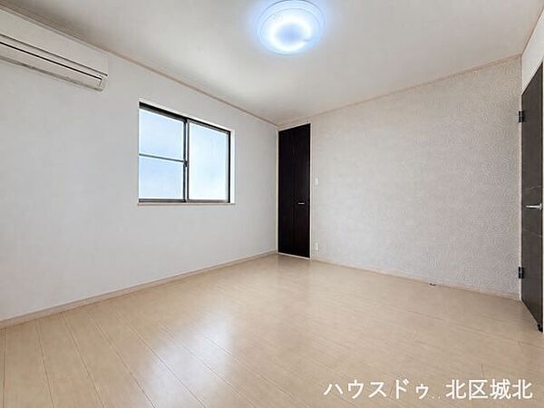 【7帖洋室】W.I.Cを備え、採光もしっかりあり、明るく使い勝手の良い洋室となっています。※実際の写真をもとに家具等をCGで除去したものになります