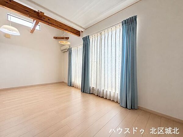 【6帖+5.8帖洋室】窓からたっぷりと陽光がふりそそぐ明るい空間です。心地よい毎日を過ごせそうですね。※実際の写真をもとに家具等をCGで除去したものになります