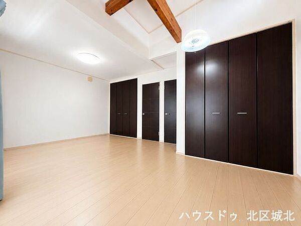 【6帖+5.8帖洋室】明るく、収納スペースも完備された洋室は、子供部屋としても、寝室としてもお使い頂けます。※実際の写真をもとに家具等をCGで除去したものになります