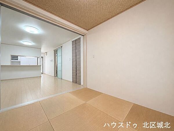 【4.5畳和室】LDKと続き間にすると約20.5畳の伸びやかな広々空間になります。※実際の写真をもとに家具等をCGで除去したものになります