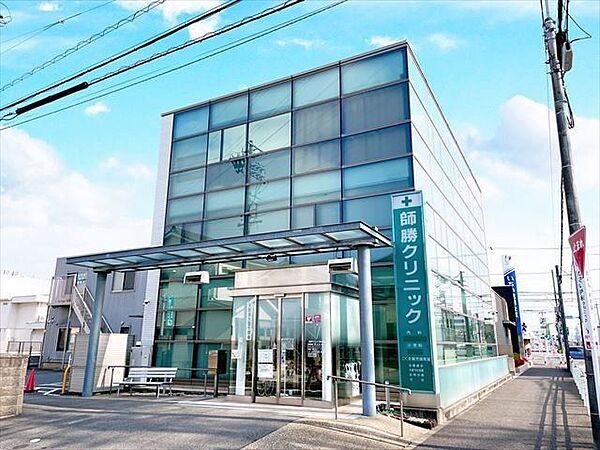 【師勝クリニック】内科・小児科休診日　水曜日・土曜日の午後/日曜日・祝祭日診療受付時間　8:30-11:45/15:30-17:45 950m