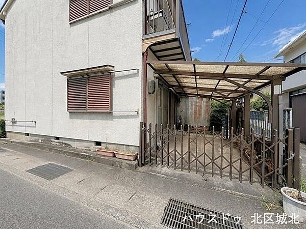 スーパーや公園、病院も身近に揃う、生活利便性と落ち着いた住環境を兼ね備えた住宅地です。