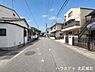 外観：【西側前面道路】幅員約7.1ｍ前面道路。道路幅にゆとりがあるので、車種を選びません。大きめの車に乗りたい方にもオススメです。