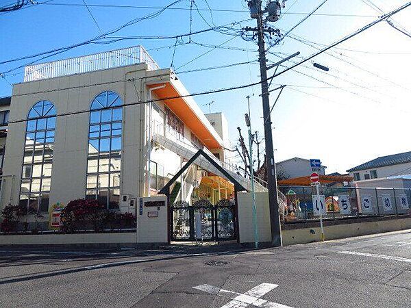 いちご幼稚園「遊んで、遊んで、遊んで、考えて、考えて」が教育目標の幼稚園です。園の特徴は、日当りの良い広い園庭で、のびのび遊びます！ 720m