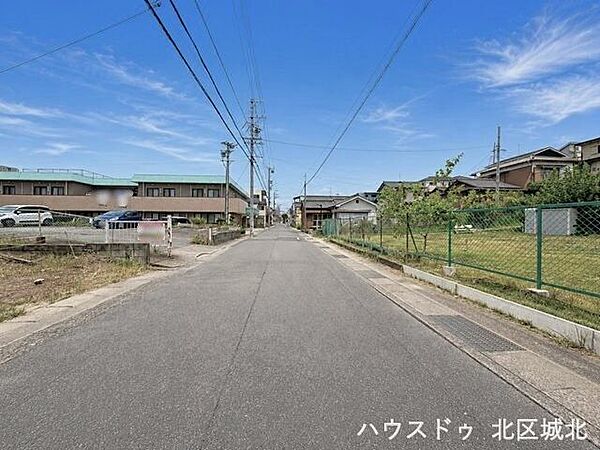 【西側前面道路】幅員約7.1ｍ前面道路。街並みが開放的で圧迫感がありません。引っ越しトラックなど大きな車も余裕をもって通行することができます。