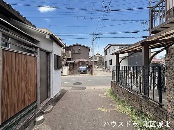 【南側前面道路】閑静な住宅街なのでお子様も安心です。