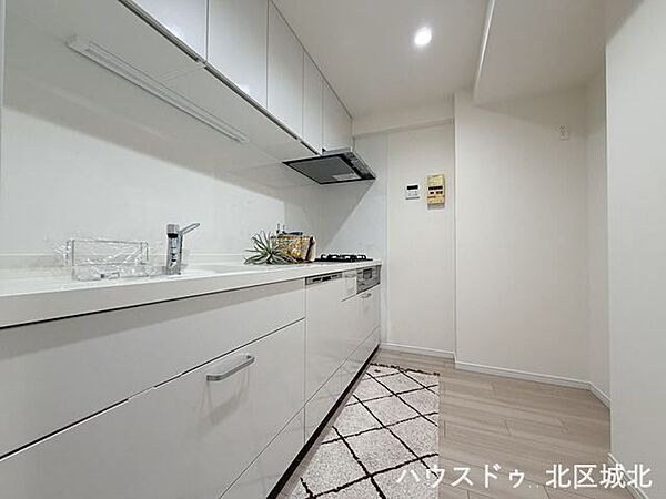 スタイリッシュなキッチン。明るさと使いやすさを兼ね備えた魅力のLDKです。
