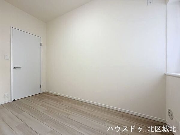 【洋室】壁が白いのでプロジェクターを設置して映画やYouTubeなど楽しめます♪おしゃれなシアタールームのように変身◎