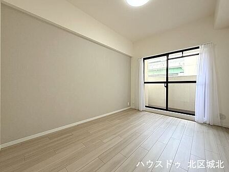 【洋室】窓からたっぷりと陽光がふりそそぐ明るい空間です。心地よい毎日を過ごせる空間です。