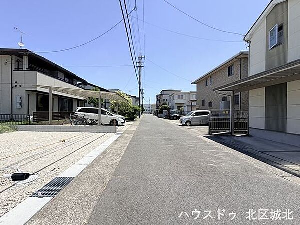 【南側前面道路】幅員約7.0ｍ前面道路。道路幅にゆとりがあるので、車種を選びません。大きめの車に乗りたい方にもオススメです。また、車をゆったりと出し入れすることができます。