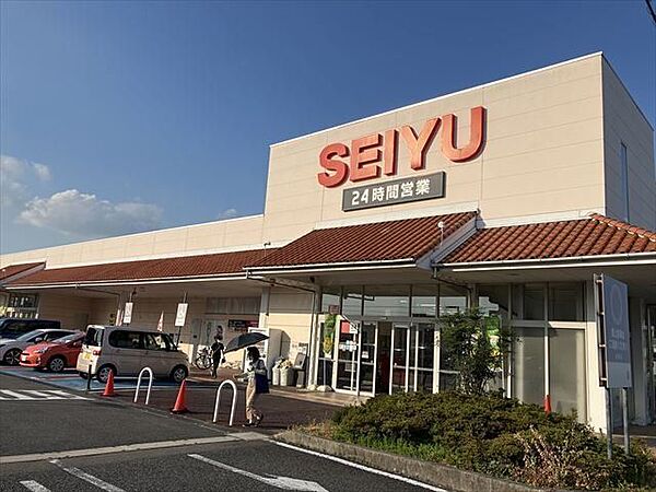 【西友 豊山店】駐車場177台あり。証明写真機やセルフプリントサービス等があります。●営業時間●24時間営業 ※一部を除く 740m